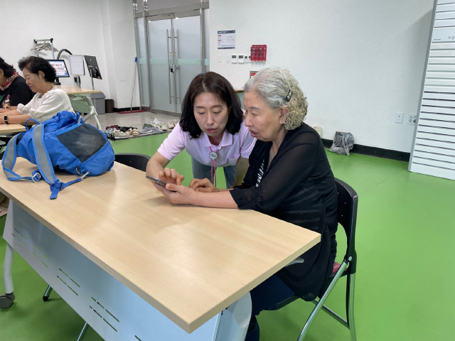 ▲ 춘천북부노인복지관(관장 박재호)은 최근 복지관에서 스마트폰 활용 어르신 건강관리 교육을 실시했다. 강원특별자치도경제개발진흥원과 KT IT 서포터즈와 연계해 진행하는 이번 교육은 11일까지 매주 목요일 진행된다.